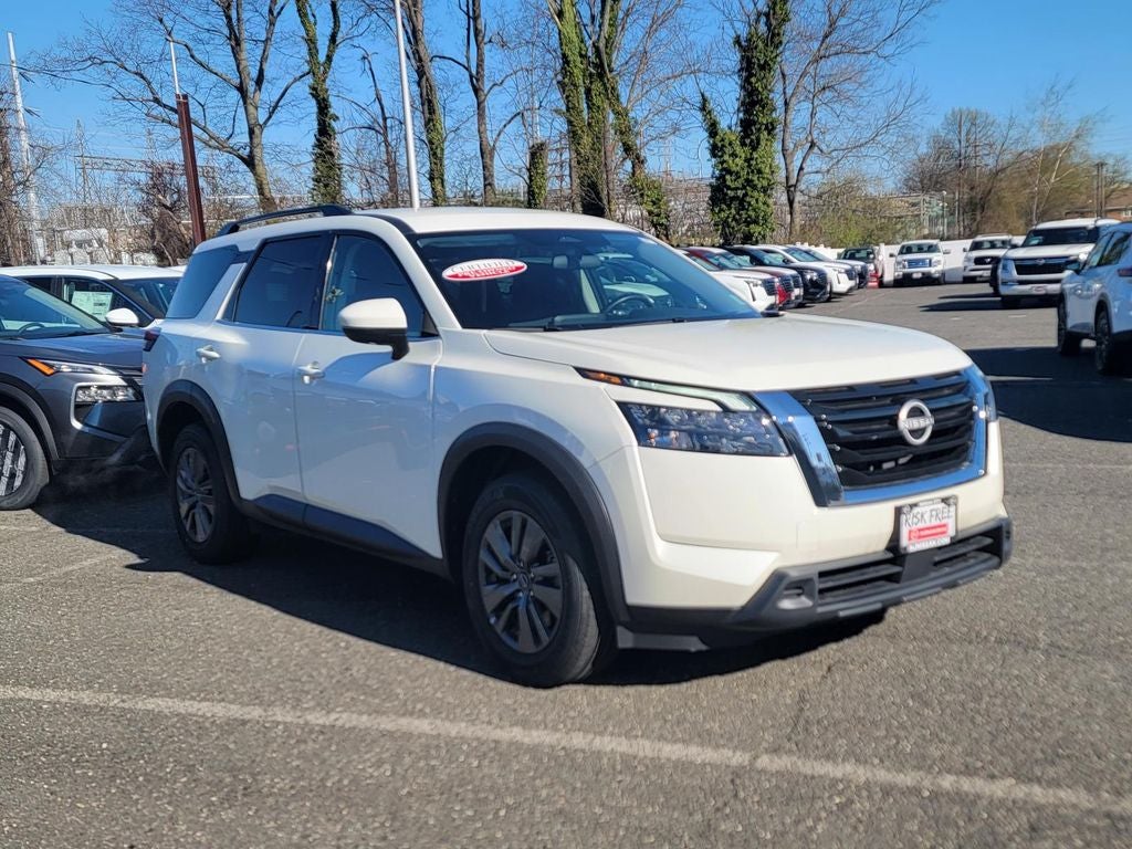 2024 Nissan Pathfinder SV