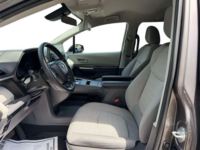 2022 Toyota Sienna LE 8 Passenger