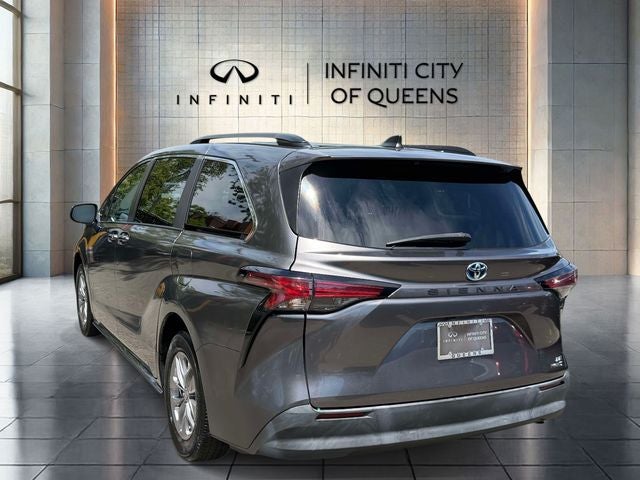 2022 Toyota Sienna LE 8 Passenger