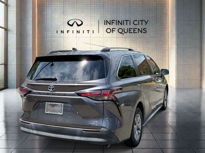 2022 Toyota Sienna LE 8 Passenger