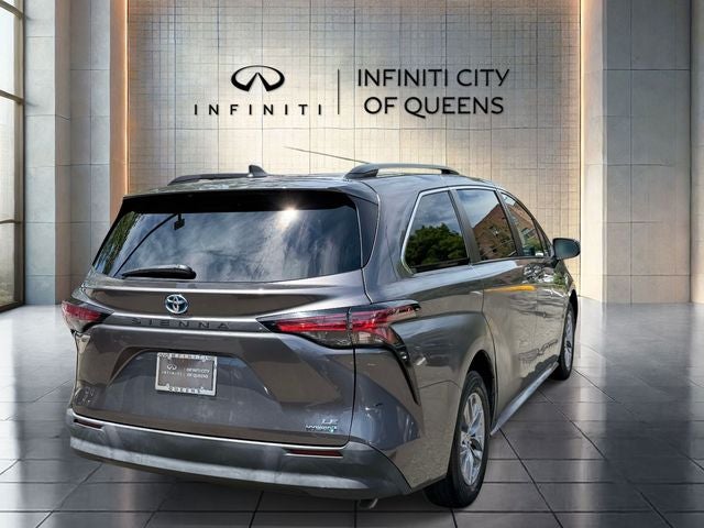 2022 Toyota Sienna LE 8 Passenger
