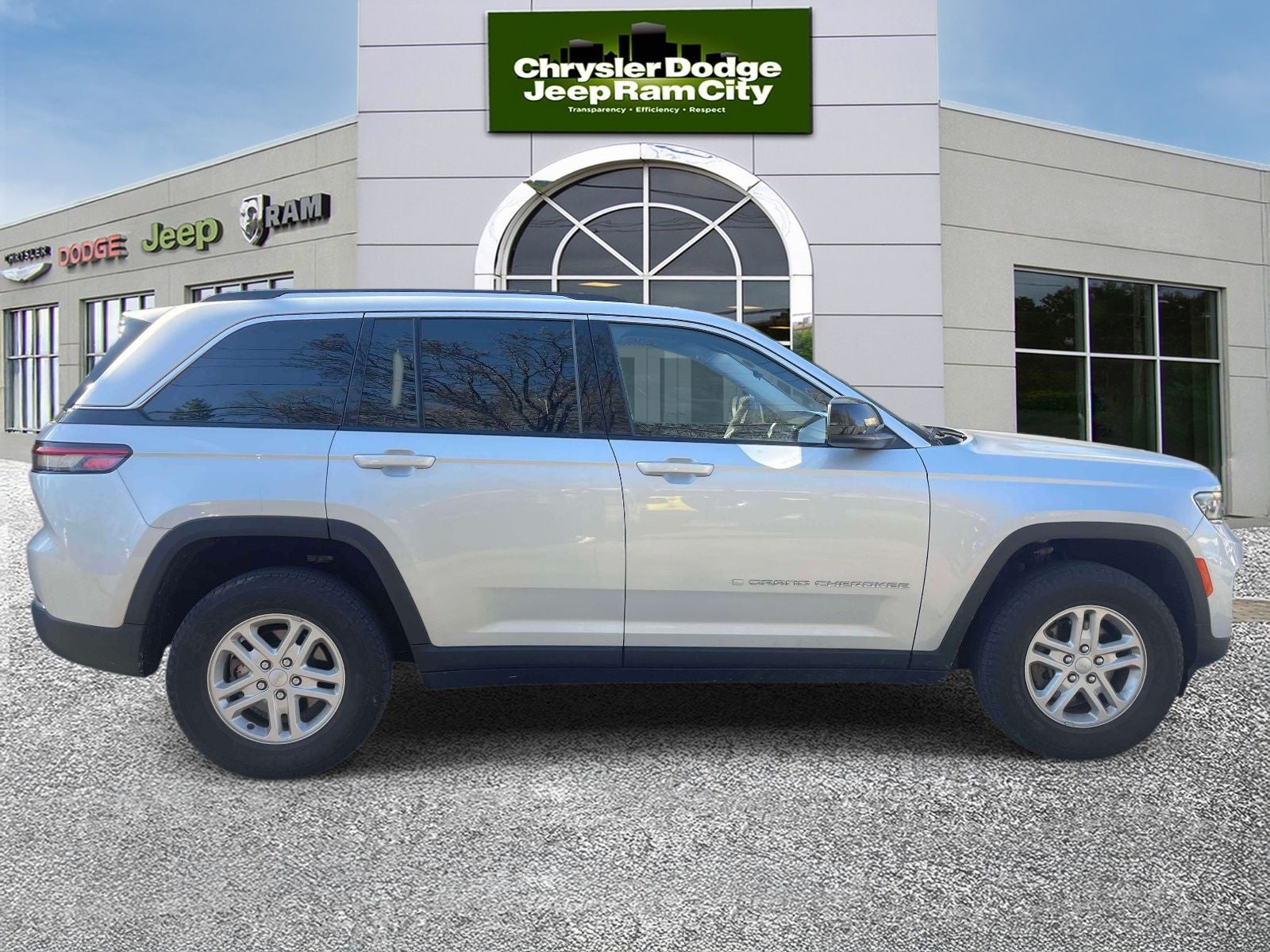 2023 Jeep Grand Cherokee Laredo 4x4