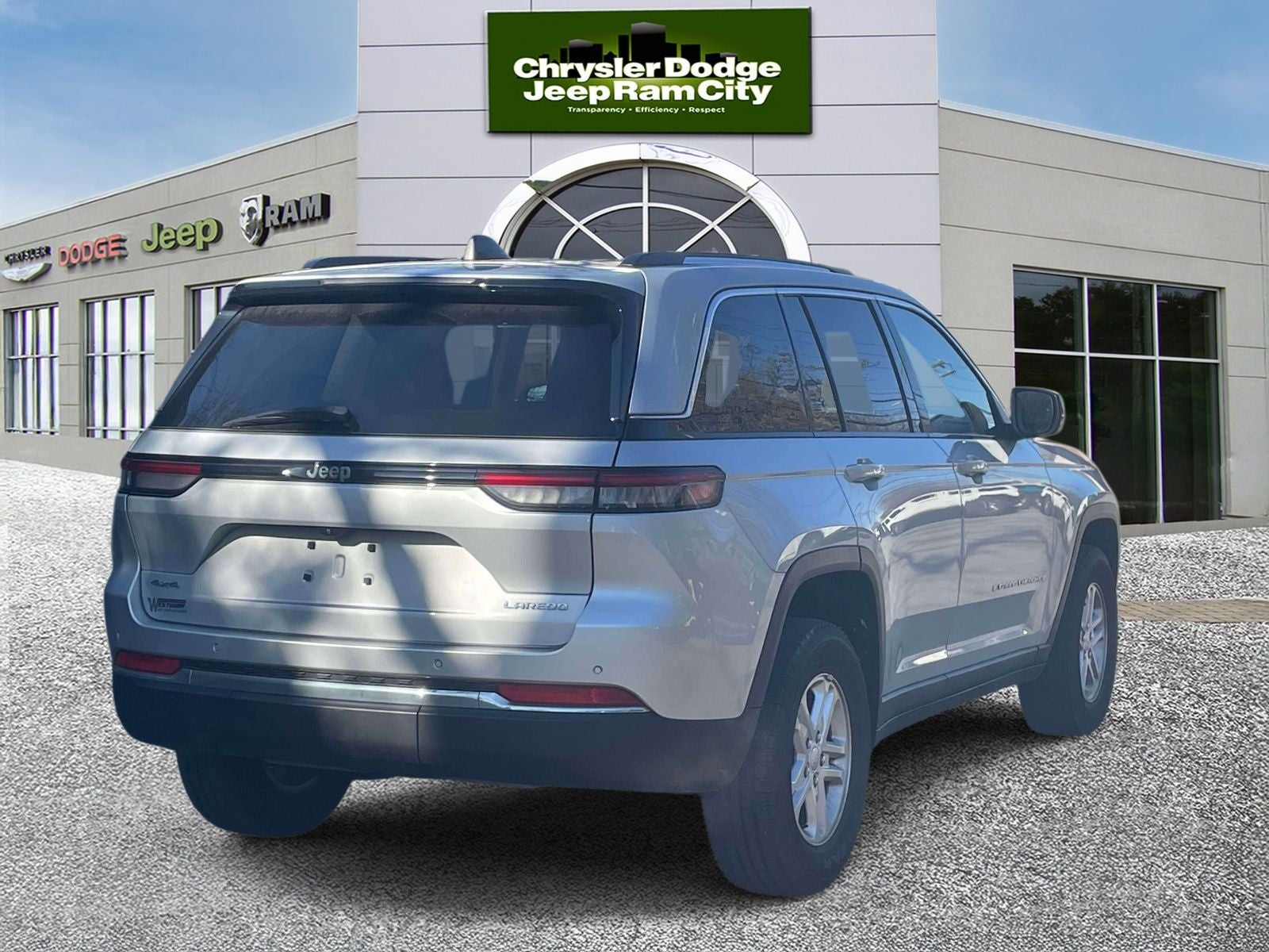 2023 Jeep Grand Cherokee Laredo 4x4