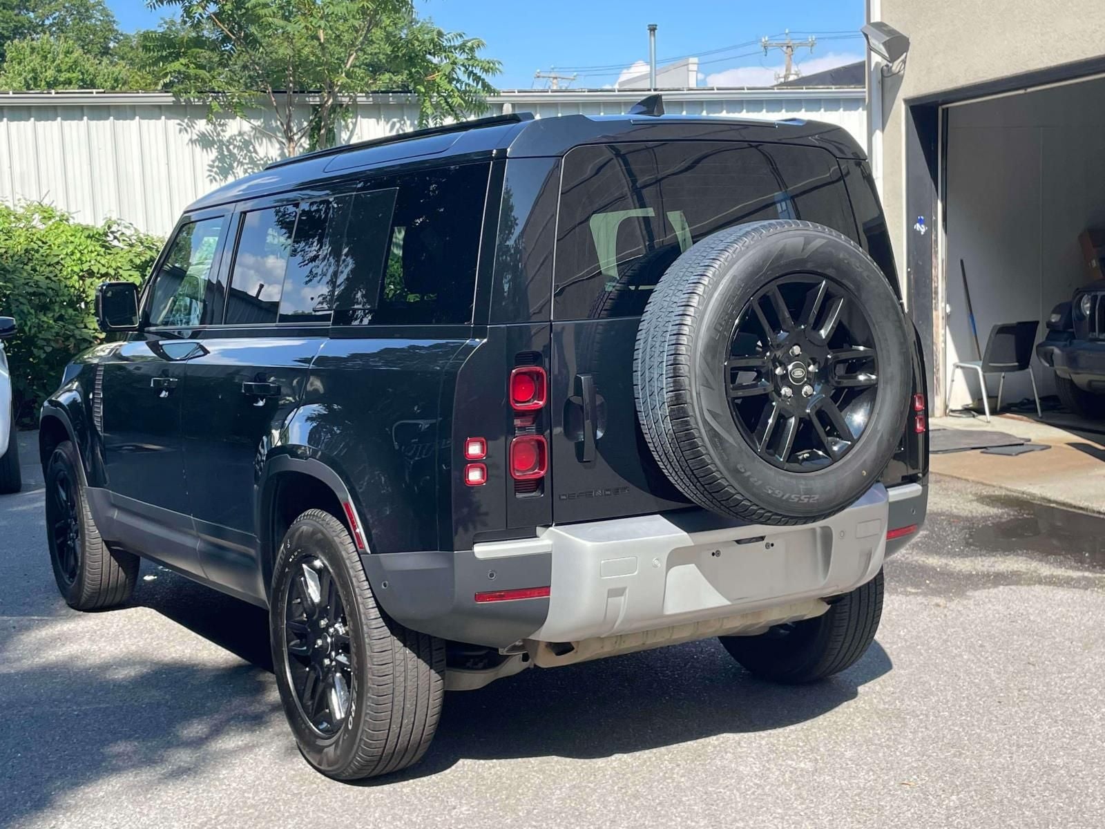 2025 Land Rover Defender 110 P300