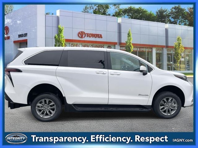 2026 Toyota Sienna Mobility LE 8 Passenger