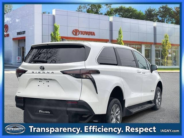 2026 Toyota Sienna Mobility LE 8 Passenger