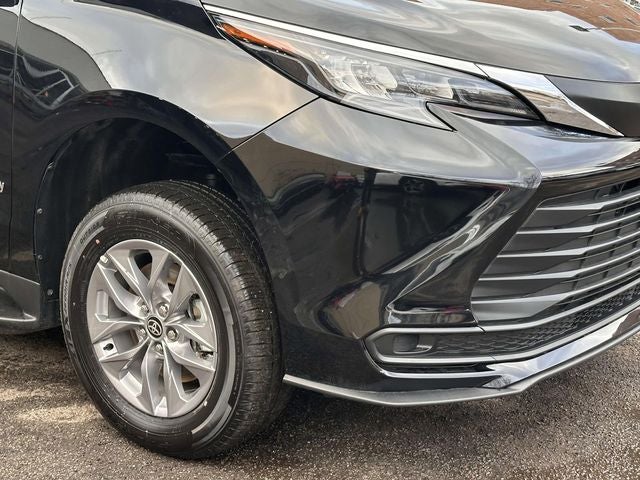 2026 Toyota Sienna LE Mobility 8 Passenger