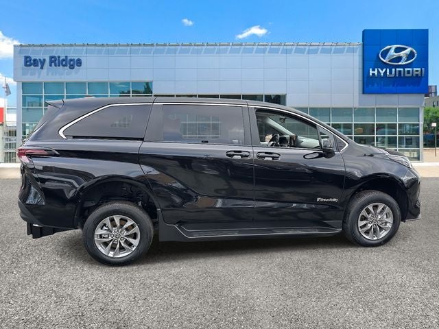 2025 Toyota Sienna Mobility LE 8 Passenger