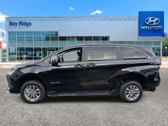 2025 Toyota Sienna Mobility LE 8 Passenger