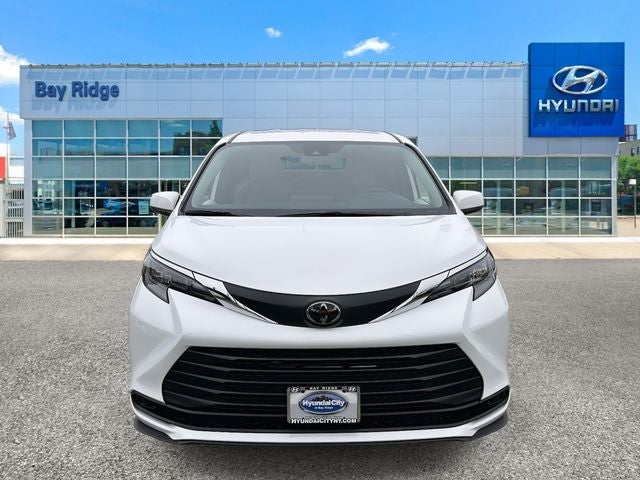 2026 Toyota Sienna Mobility LE 8 Passenger