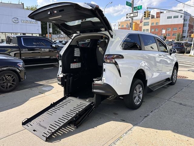 2026 Toyota Sienna LE 8 Passenger Mobility Van Taxi Ready