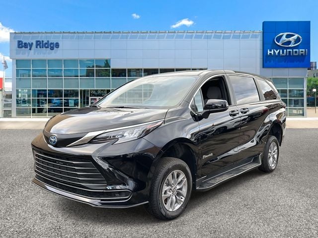 2025 Toyota Sienna Mobility LE 8 Passenger