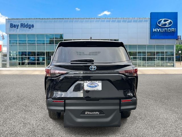 2025 Toyota Sienna Mobility LE 8 Passenger