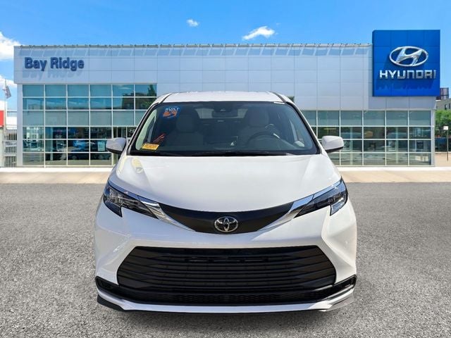 2026 Toyota Sienna LE - Photo 11