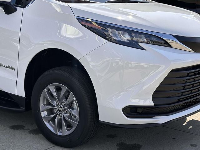 2026 Toyota Sienna LE - Photo 13
