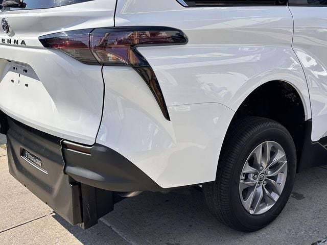 2026 Toyota Sienna LE - Photo 14