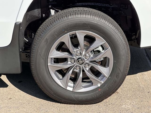 2026 Toyota Sienna LE - Photo 15