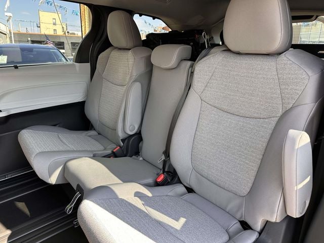 2026 Toyota Sienna LE - Photo 21