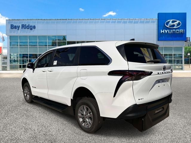 2026 Toyota Sienna LE - Photo 7