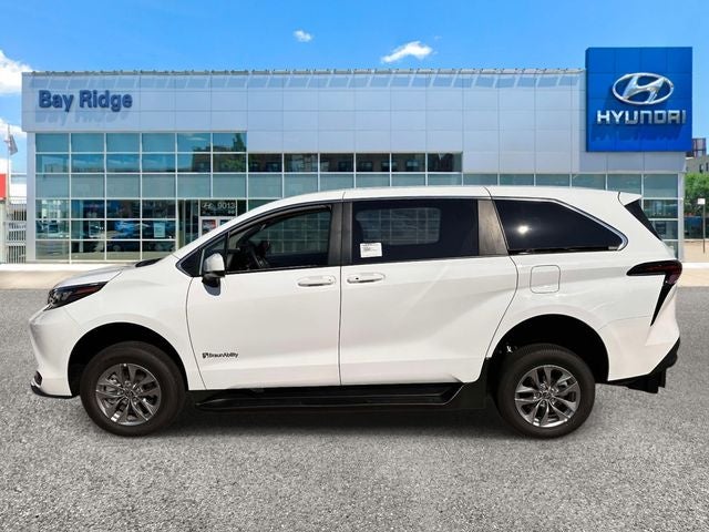 2026 Toyota Sienna LE - Photo 8